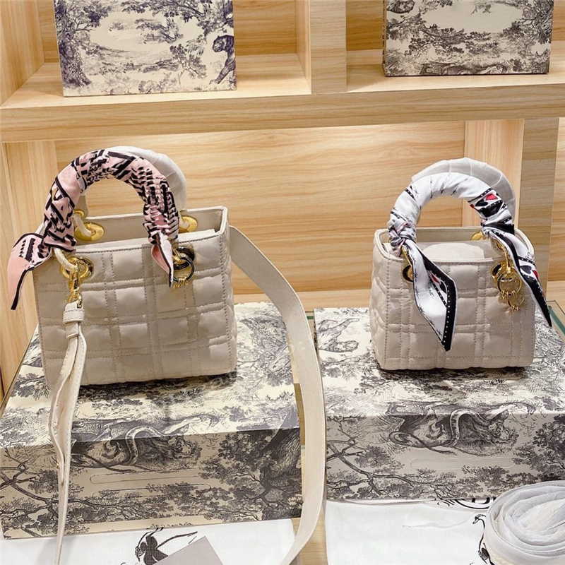 Fashion 2021 Women Designers Bag Handbags Diana Package Luxurys Classic Aristocratic Wind Temperament Handbag Shoulder Crossbody Lady Bags Purse Vintage Wallet, Style z
Fashion 2021 Women Designers Bag Handbags Diana Package Luxurys Classic Aristocratic Wind Temperament Handbag Shoulder Crossbody Lady Bags Purse Vintage Wallet, Style z