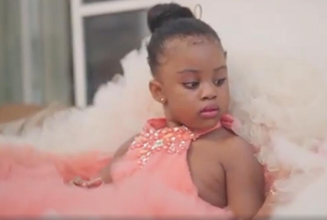 2021 Luxurious Lace Crystals Flower Girl Dresses Ball Gown Tiers Tulle Lilttle Kids Birthday Pageant Weddding Gowns