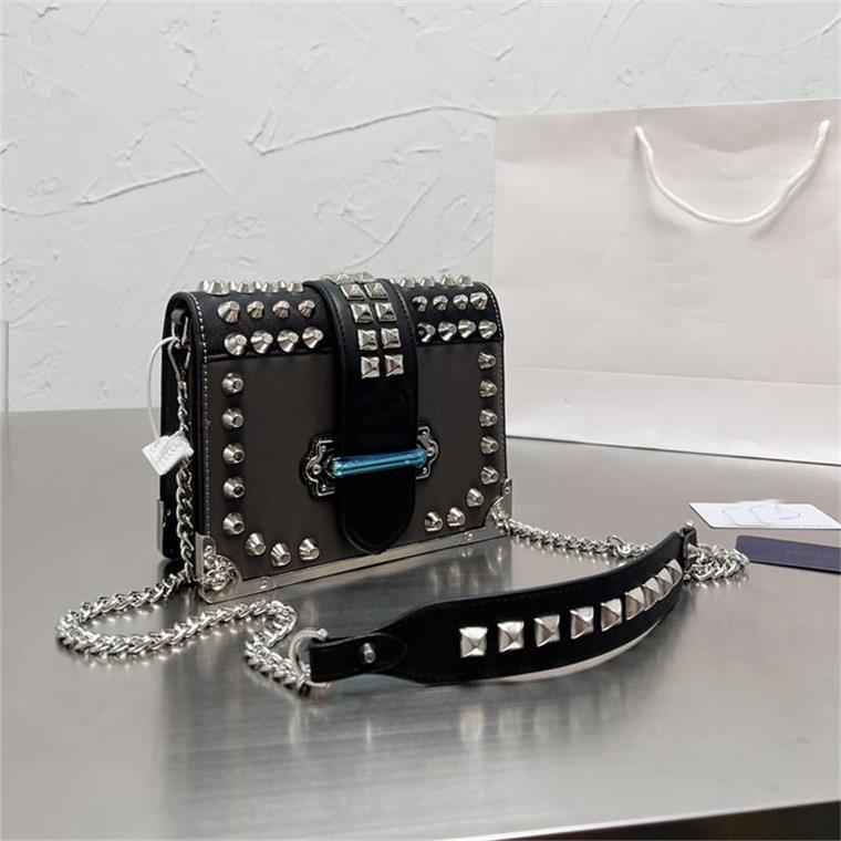 Women Rivet Leather Messenger Bag Ladies Chains Shoulder Flap Bags Clutch Trunk Silver Color Chain Wide Strap Pouch Female Vintage Two-tone
Women Rivet Leather Messenger Bag Ladies Chains Shoulder Flap Bags Clutch Trunk Silver Color Chain Wide Strap Pouch Female Vintage Two-tone