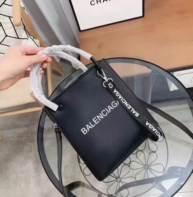designer business wallets luxury women hand bag man formal wallet fashion classic black purse woman's plai handbags good handbag r07, Red;black
designer business wallets luxury women hand bag man formal wallet fashion classic black purse woman's plai handbags good handbag r07, Red;black