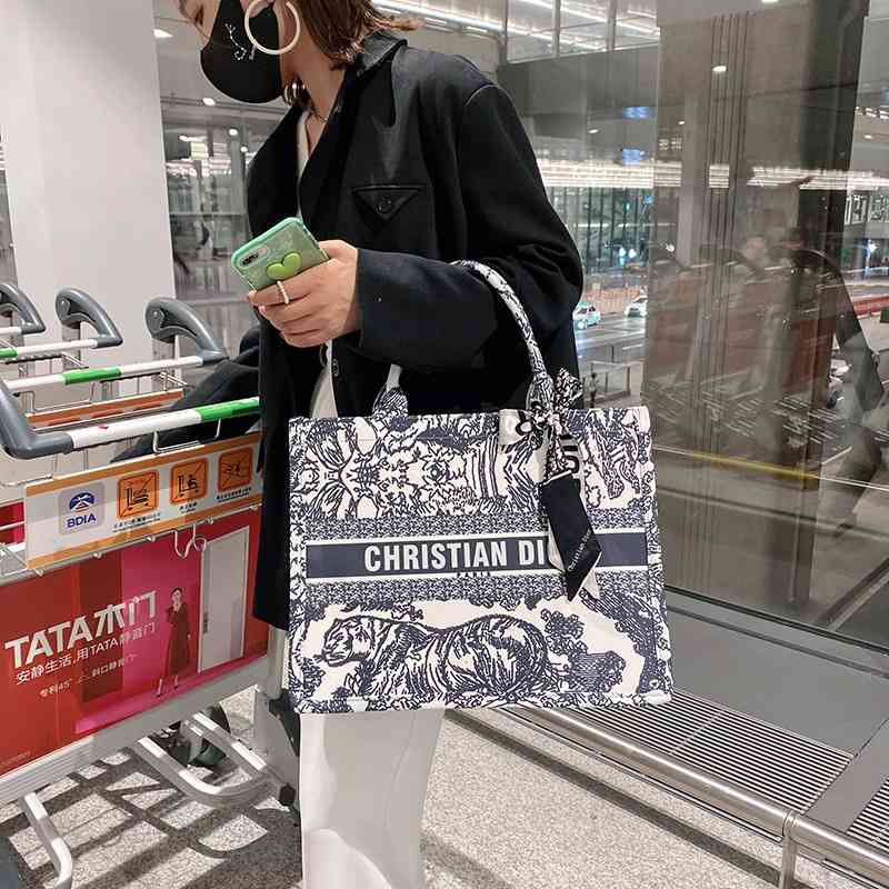Net red foreign style printed handbag 2021 new women's bag fashion large capacity Canvas Shoulder Bag, Blue
Net red foreign style printed handbag 2021 new women's bag fashion large capacity Canvas Shoulder Bag, Blue