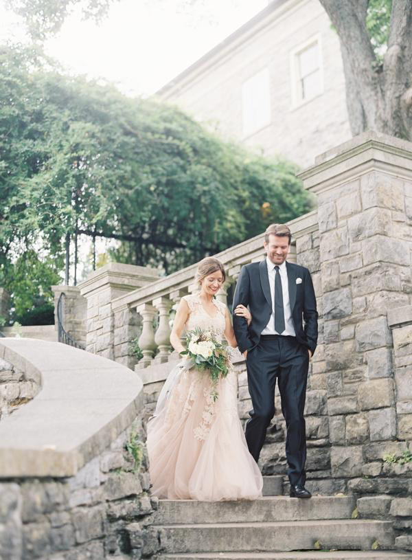 V Neck Full Lace Appliques Blush Champagne Long Sweep Train Reem Acra Formal Bridal Gowns Cheap Country A Line Wedding Dresses
