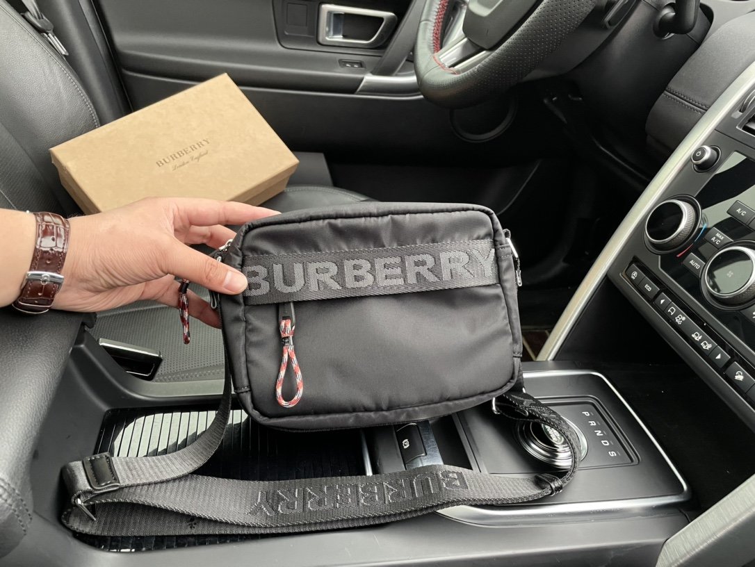 i90178Logos Detail ECONYLs® Sonnys Bum Bag men Búrb designer belt bags crossbody wallet top quality size 22*15*6cm
i90178Logos Detail ECONYLs® Sonnys Bum Bag men Búrb designer belt bags crossbody wallet top quality size 22*15*6cm