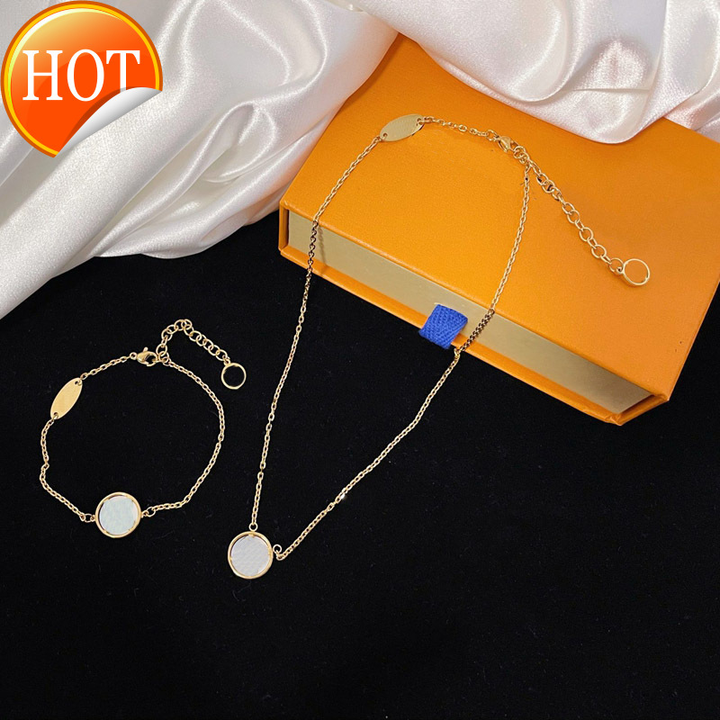 Fashion Necklace Luxury Pendant Necklaces Love Bracelet for Man Women designer jewelry Bracelets with BOX
Fashion Necklace Luxury Pendant Necklaces Love Bracelet for Man Women designer jewelry Bracelets with BOX