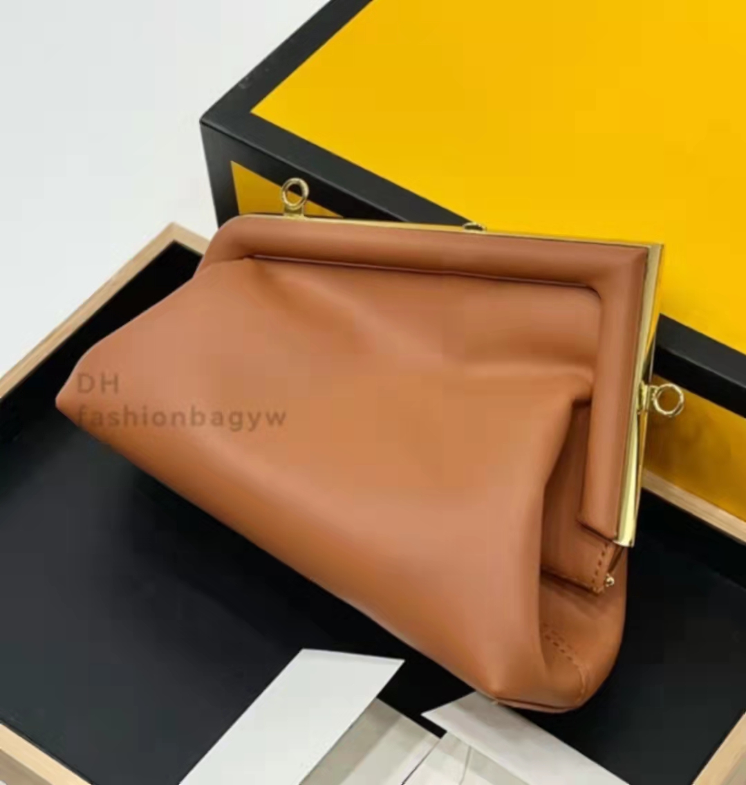 2021 First Classic Cloud Bag Premium Leather Metal F bags Dinner handbags Single shoulder Luxury design Messenger handbag, 1111111111
2021 First Classic Cloud Bag Premium Leather Metal F bags Dinner handbags Single shoulder Luxury design Messenger handbag, 1111111111