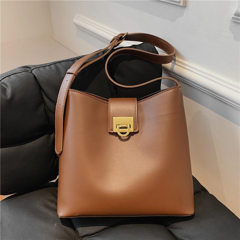 Evening Bags Burminsa Vintage Wide Strap Bucket Crossbody Shoulder For Women Brand Designer Lock Simple Large Capacity Ladies Handbags
Evening Bags Burminsa Vintage Wide Strap Bucket Crossbody Shoulder For Women Brand Designer Lock Simple Large Capacity Ladies Handbags