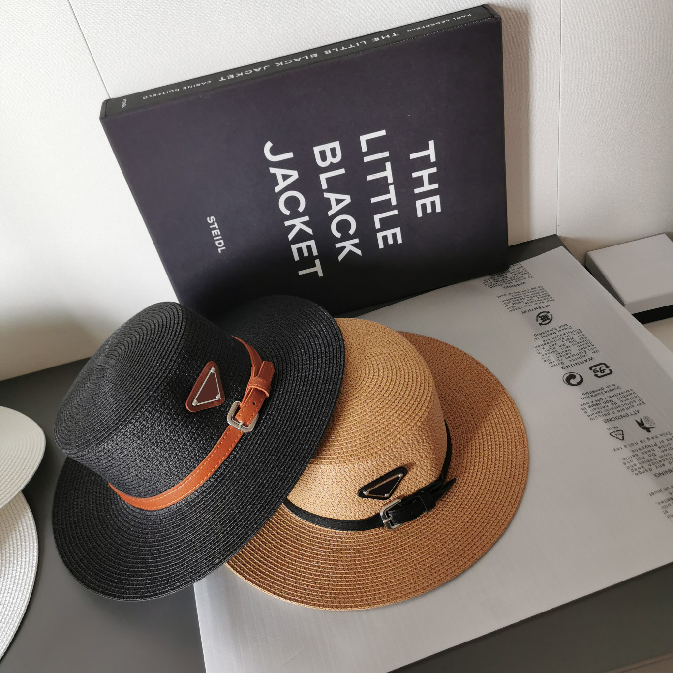 2021 Designers High Quality Flat Fitted Hats Wide Brim Women Designer Bucket Hat Shading Beach Holiday Cap Fashion Grass Braid Straw Sun Caps good nice, Extra costs
2021 Designers High Quality Flat Fitted Hats Wide Brim Women Designer Bucket Hat Shading Beach Holiday Cap Fashion Grass Braid Straw Sun Caps good nice, Extra costs