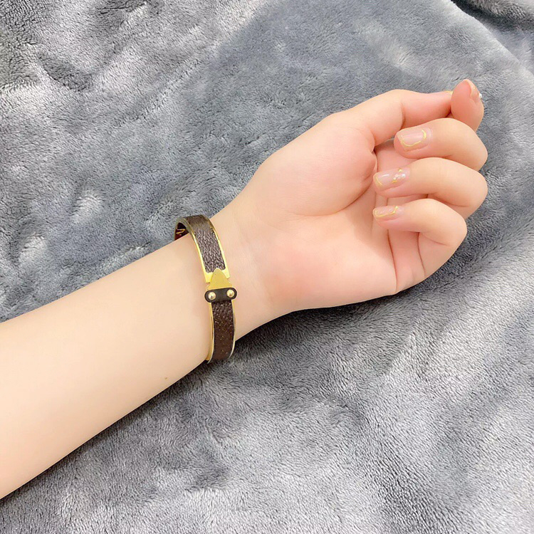 Luxury Jewelry Women Designer Bracelets Fashion Letters Print Bangle Bracelet for Men Woman Hand Chains Gifts 8 Styles Optional WithBox, Golden;silver
Luxury Jewelry Women Designer Bracelets Fashion Letters Print Bangle Bracelet for Men Woman Hand Chains Gifts 8 Styles Optional WithBox, Golden;silver