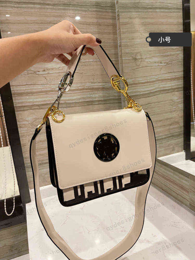 Gift box paaging KAN I seri original hardware bla and white women's shoulder bag size 22cm
Gift box paaging KAN I seri original hardware bla and white women's shoulder bag size 22cm