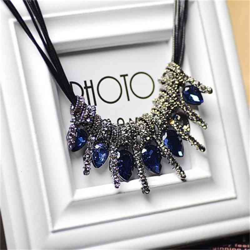Winter Necklace Women's Accessories Clothing Exaggerated Design Temperament Sweater Chain Autumn and Short Style Simple Atmosphere