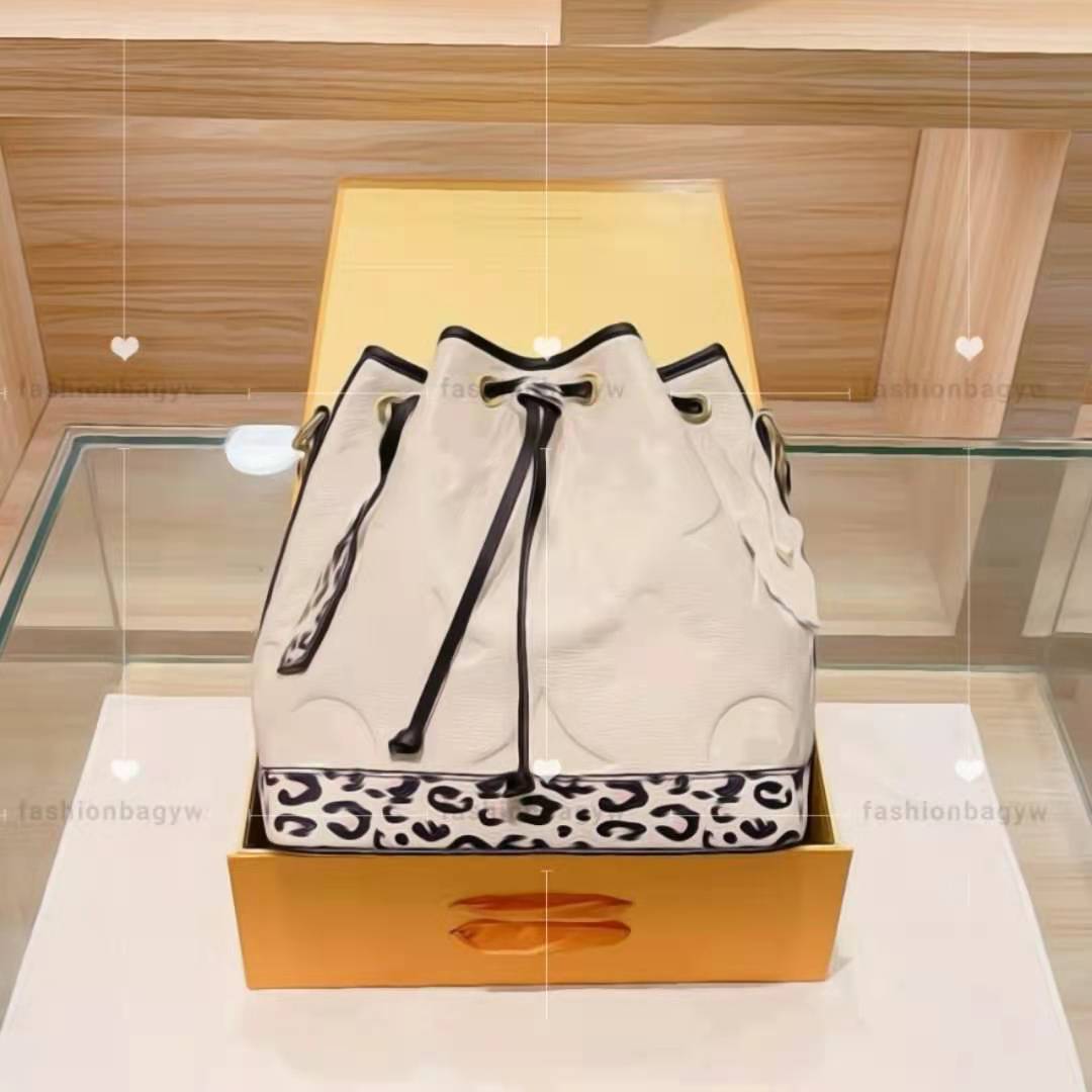 Drawstring onthe High quality women handbag large capacity travel bag embossed letters leopard print base designer modern lady purse, 111111111
Drawstring onthe High quality women handbag large capacity travel bag embossed letters leopard print base designer modern lady purse, 111111111