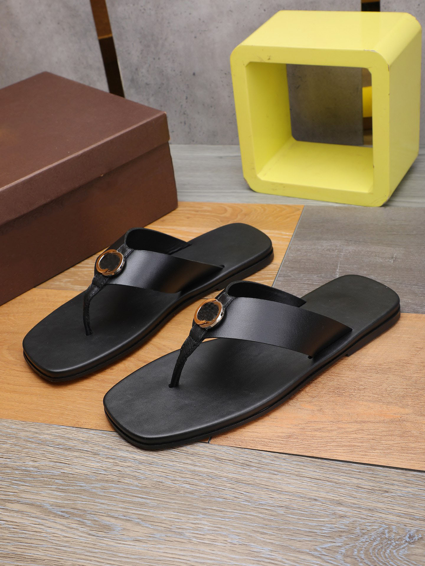 Man Slipper Luxury Flip-flops Beach Shoes Man Flip-flops Flip Sandals Ribbon Decorative Designer Letter Flat Heel Fashion Sandals, Black
Man Slipper Luxury Flip-flops Beach Shoes Man Flip-flops Flip Sandals Ribbon Decorative Designer Letter Flat Heel Fashion Sandals, Black
