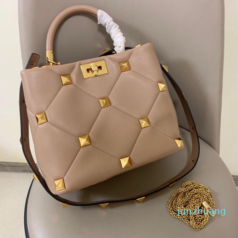 Designer- Elegant and attractive shoulder bags fashion ladies With metal chain strap crossbody leather bag womans handbags
Designer- Elegant and attractive shoulder bags fashion ladies With metal chain strap crossbody leather bag womans handbags