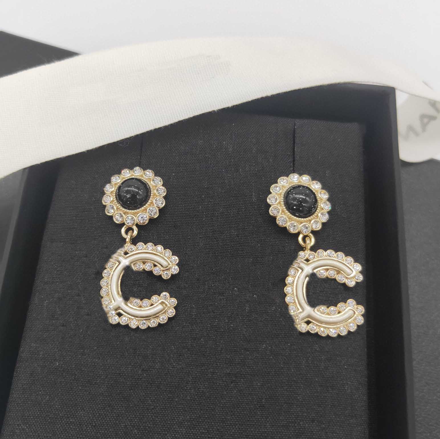 2022 Top quality drop earring stud Charm dangle with diamond and black beads white enamel color for women wedding jewelry gift have box stamp PS3558
2022 Top quality drop earring stud Charm dangle with diamond and black beads white enamel color for women wedding jewelry gift have box stamp PS3558