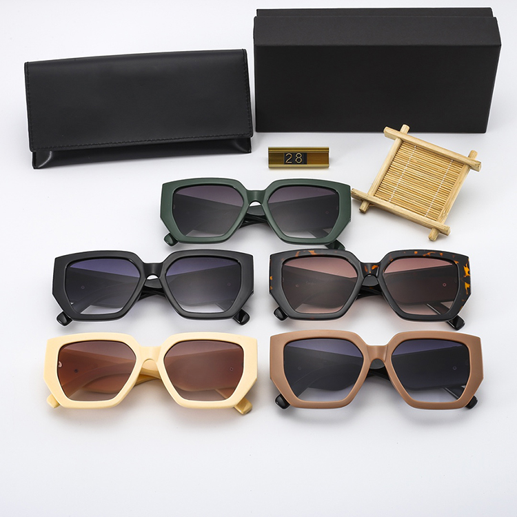 Trendy cat's eye men's and women's Sunglasses Designer's Sunglasses unique plate leg texture super good UV400 beach foot, White;black
Trendy cat's eye men's and women's Sunglasses Designer's Sunglasses unique plate leg texture super good UV400 beach foot, White;black