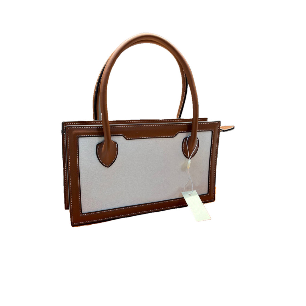 Designer handbags Cover Flap Totes bags Square leather canvas Concave shape Zipper Pocket Metallic Black print letters Clutch Bag, No bags
Designer handbags Cover Flap Totes bags Square leather canvas Concave shape Zipper Pocket Metallic Black print letters Clutch Bag, No bags