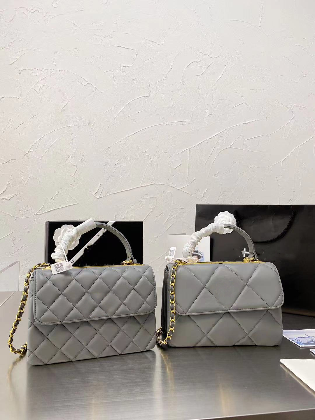 luxury designers CC Channel Women Bags grey color handbag Original proportion high quality cowhide messenger shoulder chain crossbody wallet
luxury designers CC Channel Women Bags grey color handbag Original proportion high quality cowhide messenger shoulder chain crossbody wallet