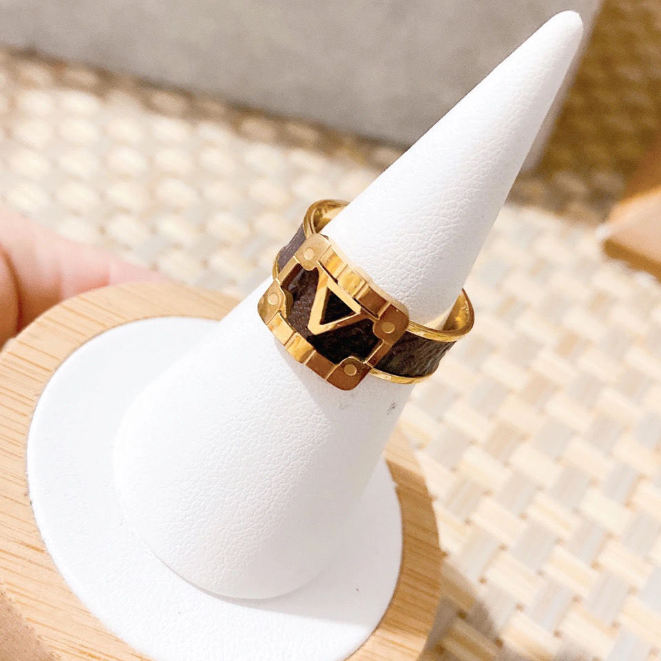 2021 Luxurys Designers Ring mens and womens rings classic fashion old flower patch leather couple exquisite ands beautiful gift
2021 Luxurys Designers Ring mens and womens rings classic fashion old flower patch leather couple exquisite ands beautiful gift