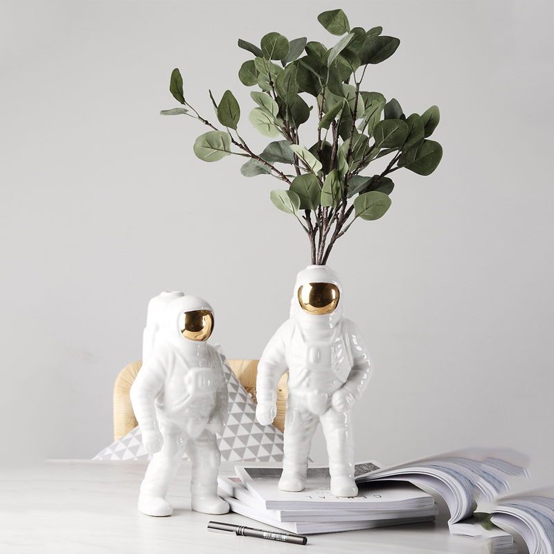Gold Space Man Sculpture Astronaut Fashion Vase Creative Modern Ceramic Cosmonaut Ornament Model Garden Statue Home Decorations 210414