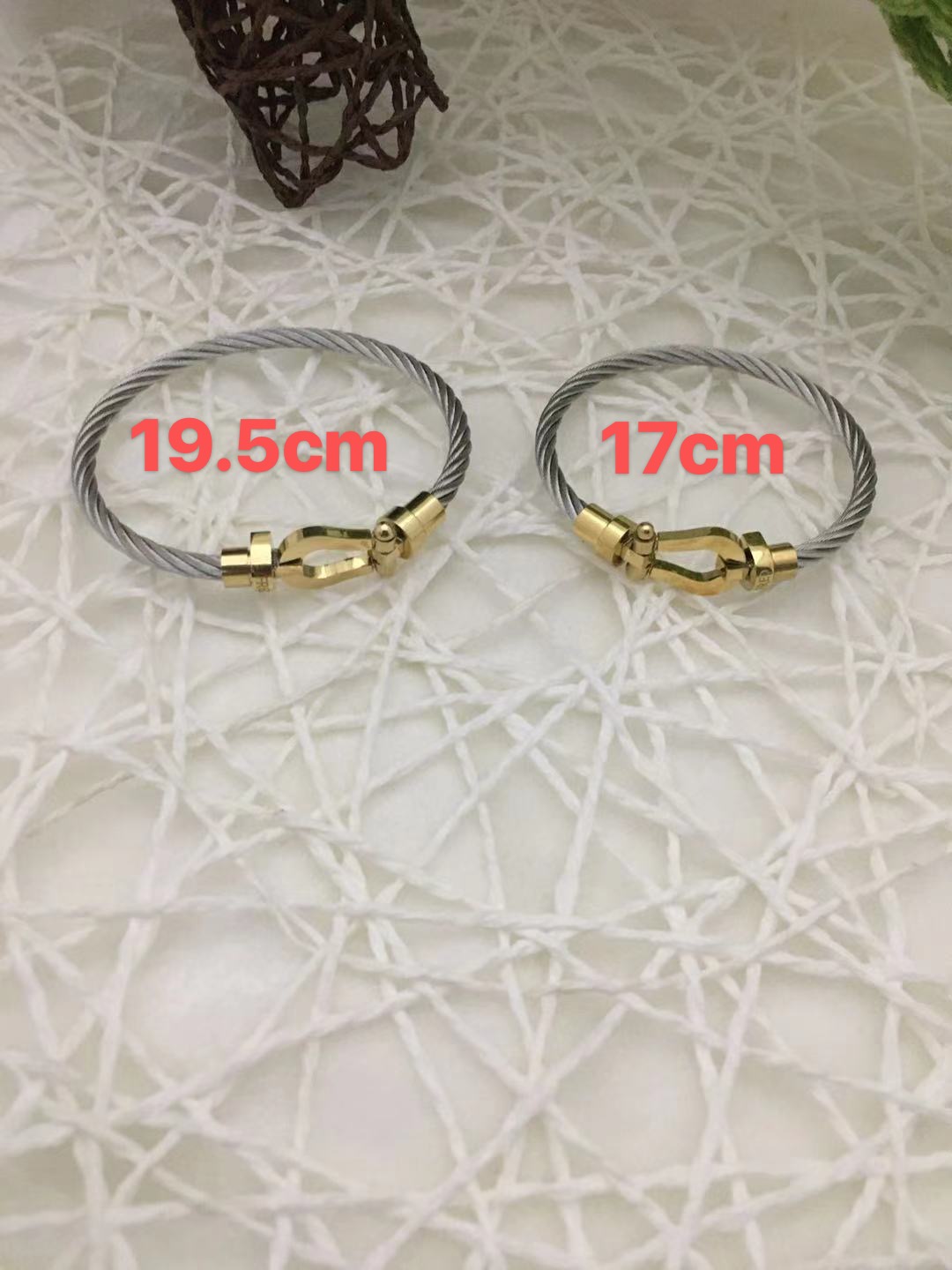 19.5cm 17cm Bangle Stainless steel wire horseshoe magnet buckle designer men's and women's bracelet with box, Black
19.5cm 17cm Bangle Stainless steel wire horseshoe magnet buckle designer men's and women's bracelet with box, Black