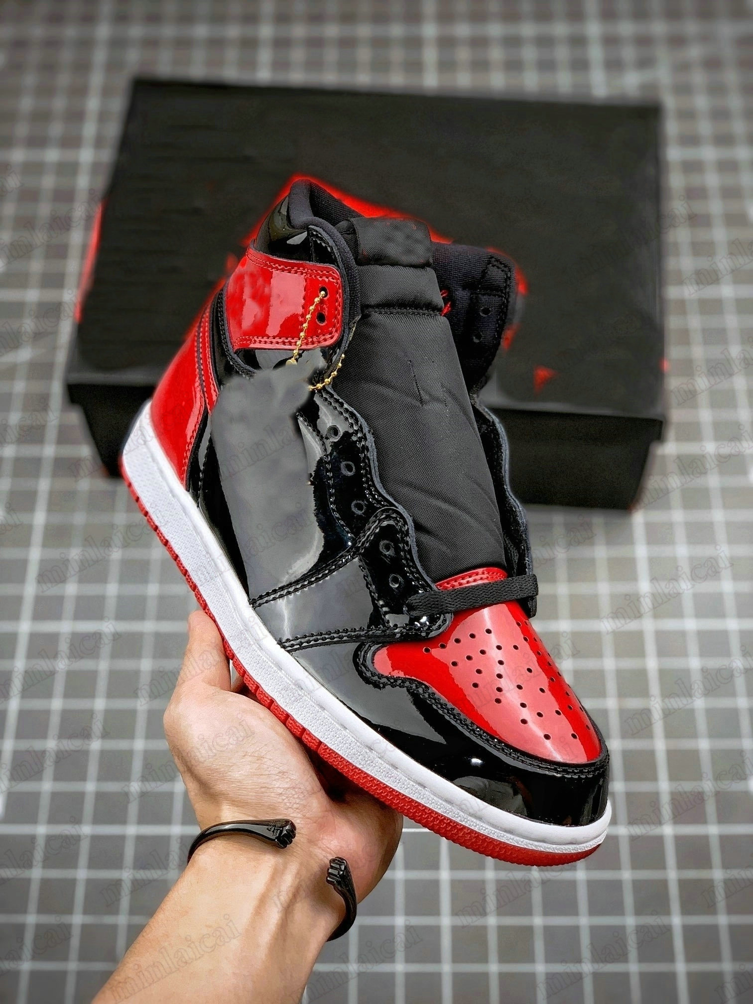 1 Retro High OG Bred Patent 1s Shoes Mens Patents Leather Black and Red Toes Women Sports Sneaker Outdoor Trainers Runner Shoe, For box fees only;dont sell it alone
1 Retro High OG Bred Patent 1s Shoes Mens Patents Leather Black and Red Toes Women Sports Sneaker Outdoor Trainers Runner Shoe, For box fees only;dont sell it alone