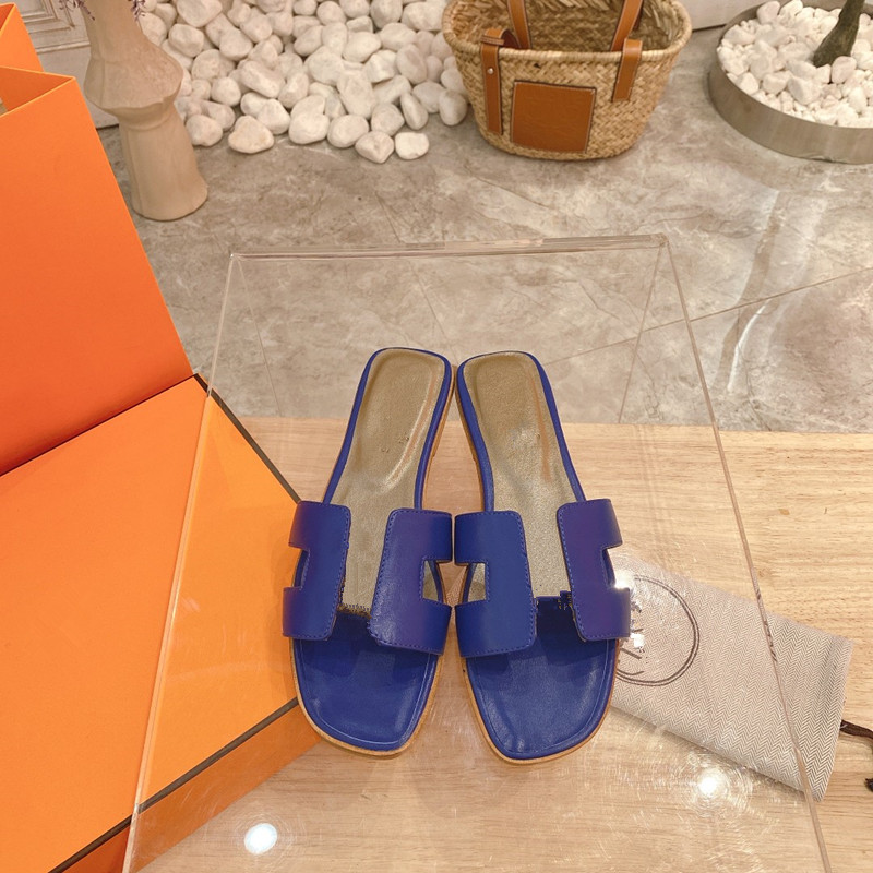 Designer's classic design: pure color women's leather slippers sandals, calfskin and sheepskin material upper, showing luxurious retro style, Black
Designer's classic design: pure color women's leather slippers sandals, calfskin and sheepskin material upper, showing luxurious retro style, Black