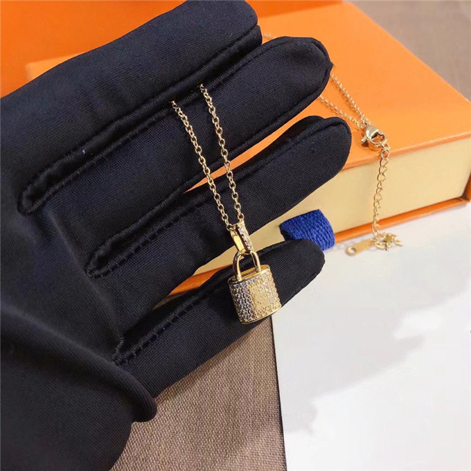 luxury designer jewelry women necklace gold lock pendant for men elegant silver chain necklaces and earrings bracelets suit