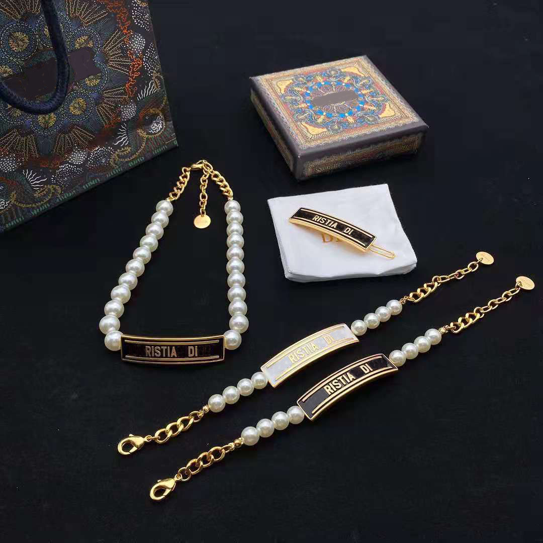 2021 autumn and winter new style home white resin painted jewelry letter nameplate bracelet necklace hairpin B1433, Golden
2021 autumn and winter new style home white resin painted jewelry letter nameplate bracelet necklace hairpin B1433, Golden