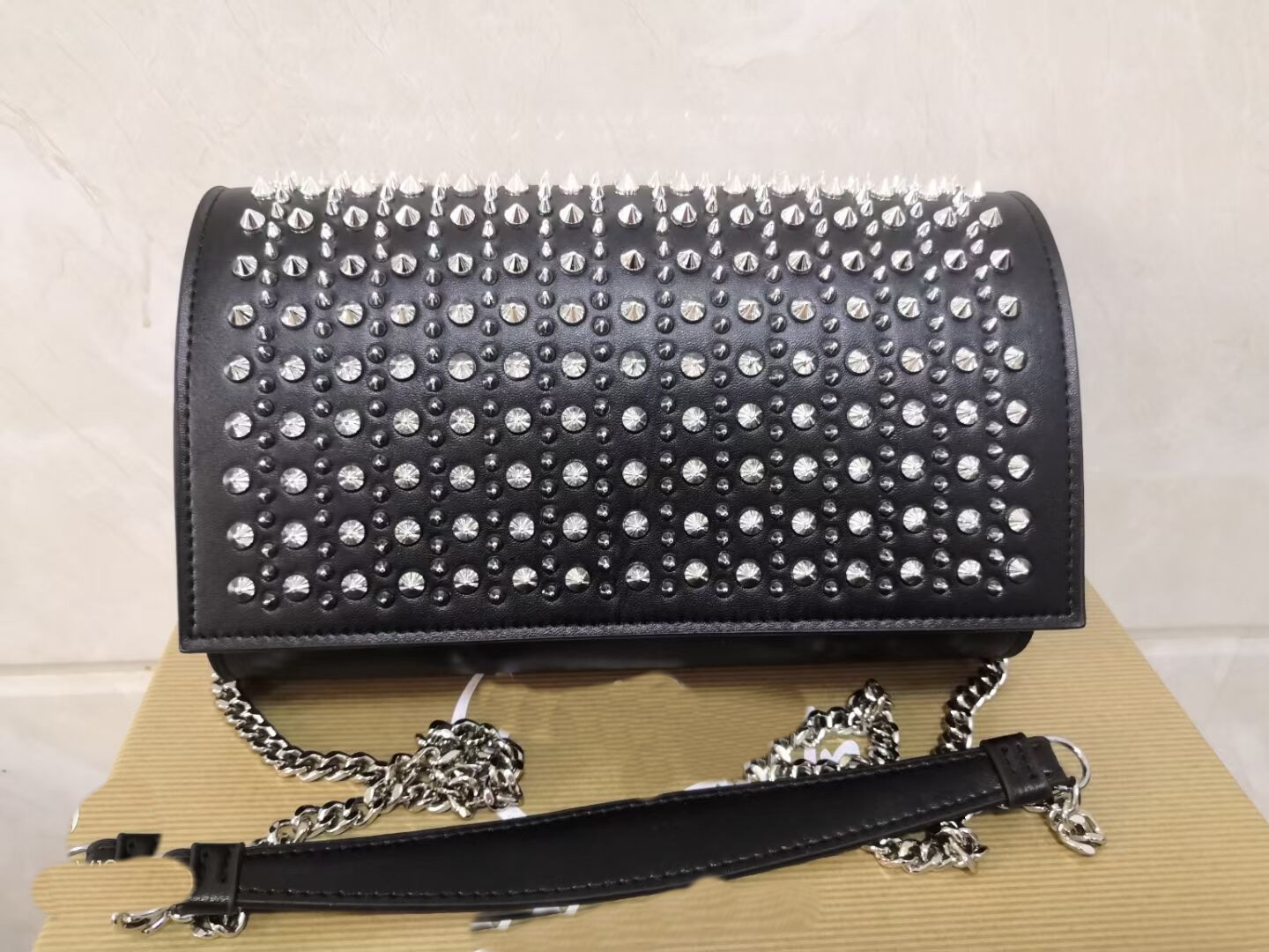 Rivet red color bottoms luxurys bags personalityhead embossed holding envelope Women Shoulder Bag fashion handbag high quality genuine leather Totes, 23*14cm+box
Rivet red color bottoms luxurys bags personalityhead embossed holding envelope Women Shoulder Bag fashion handbag high quality genuine leather Totes, 23*14cm+box