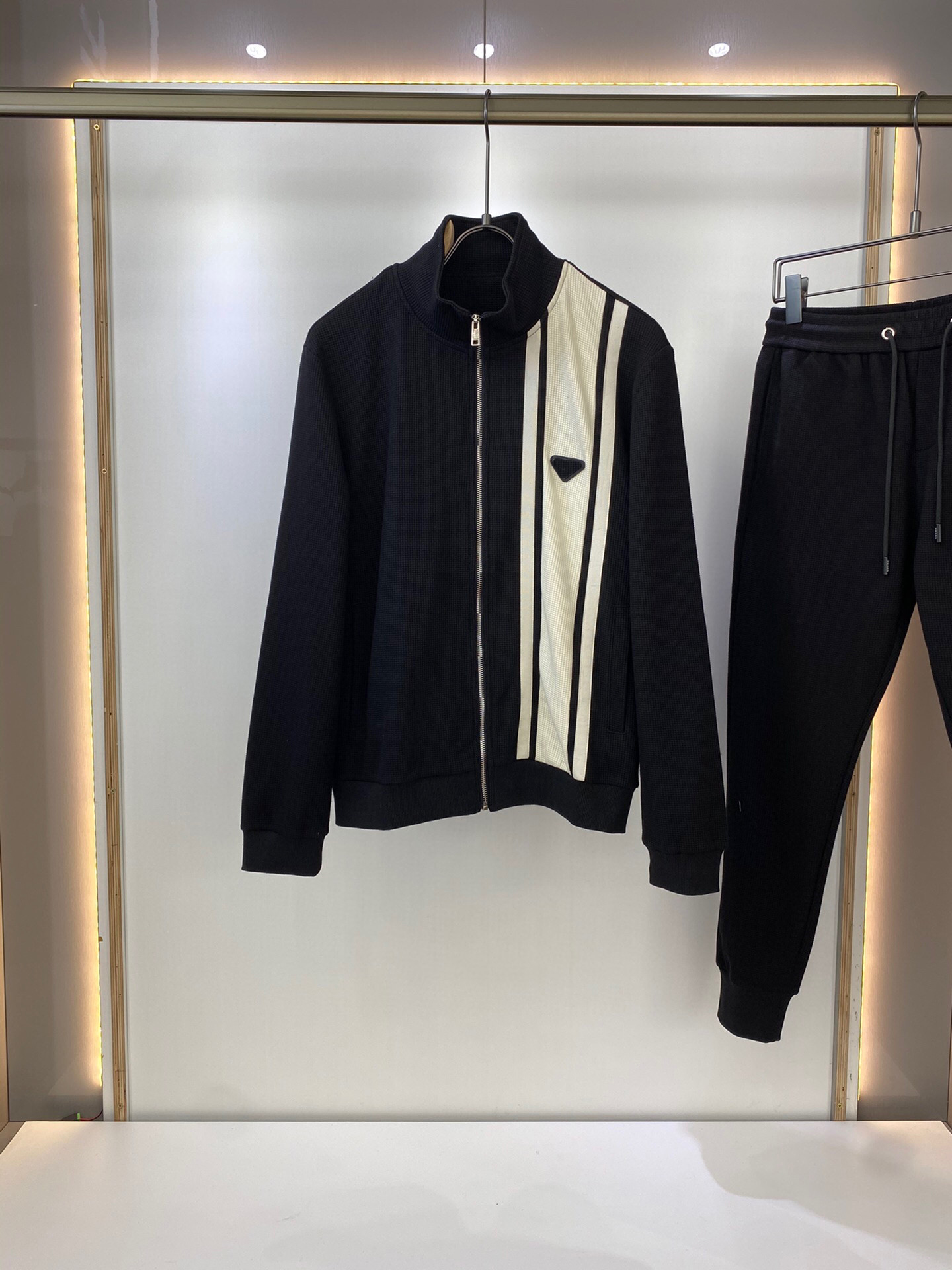 21ss autumn luxury designer Tracksuit triangle metal badge letter Tracksuits Streetwear Windbreaker fashion mens zipper stripe sport suit, Customize
21ss autumn luxury designer Tracksuit triangle metal badge letter Tracksuits Streetwear Windbreaker fashion mens zipper stripe sport suit, Customize