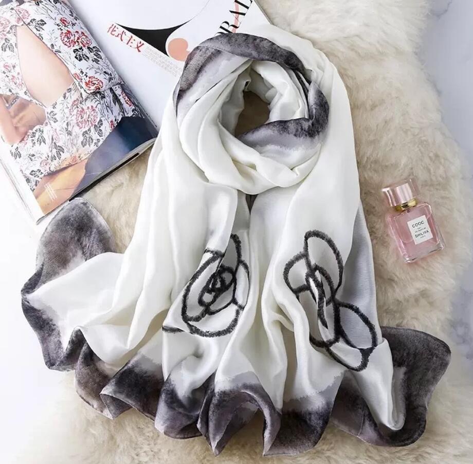 2021ss Women Famous Designer Flower Printing Gift Scarfs High Quality Pure Silk Scarf Summer Autumn Mixed Color Thin Summer Sunscreen Scarves Size 180x90cm
2021ss Women Famous Designer Flower Printing Gift Scarfs High Quality Pure Silk Scarf Summer Autumn Mixed Color Thin Summer Sunscreen Scarves Size 180x90cm