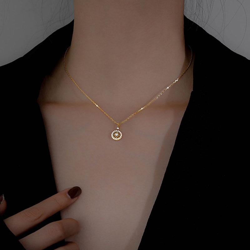 Chains 925 Sterling Silver Fashion Flash Diamond Mysterious Compass Necklace Woman Sexy Retro Clavicle Chain Jewelry Gold 2022
Chains 925 Sterling Silver Fashion Flash Diamond Mysterious Compass Necklace Woman Sexy Retro Clavicle Chain Jewelry Gold 2022