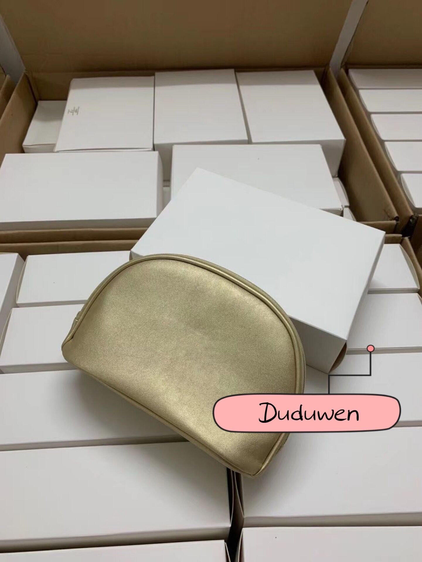 New arrival C makeup storage bag zipper embossment letter gold color cosmetic case with packing box xmas gift
New arrival C makeup storage bag zipper embossment letter gold color cosmetic case with packing box xmas gift