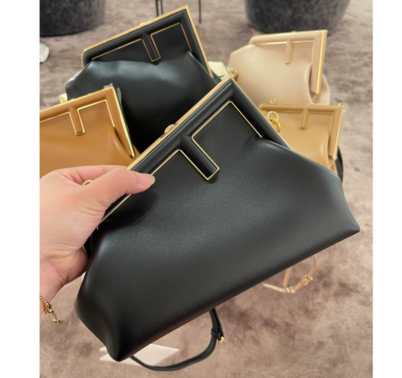 fend Women Luxurys Designer Bag 2021 first series metal wrapped Dinner Bag Handbag Single Shoulder Messenger Bag 61E7 zz
fend Women Luxurys Designer Bag 2021 first series metal wrapped Dinner Bag Handbag Single Shoulder Messenger Bag 61E7 zz