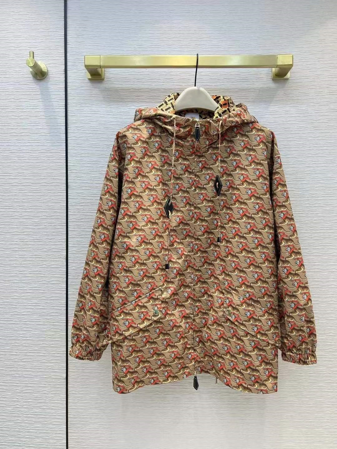 Milan Runway Jackets 2022 Spring Summer Long Sleeve Hooded Women' Designer Coats Brand Same Style Outerwear 0119-7, Picture color
Milan Runway Jackets 2022 Spring Summer Long Sleeve Hooded Women' Designer Coats Brand Same Style Outerwear 0119-7, Picture color
