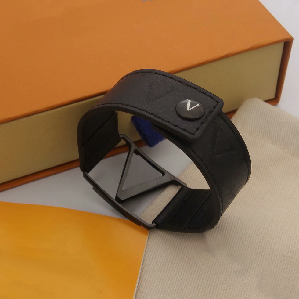 2022 Europe America Fashion Style Men Lady Women Hollow Out V Letter Print Flower Pattern Wide Leather Bracelet Bangle M6295D
2022 Europe America Fashion Style Men Lady Women Hollow Out V Letter Print Flower Pattern Wide Leather Bracelet Bangle M6295D