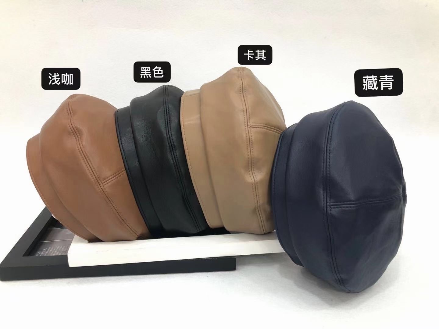 2022 Designer Hats PU leather Beret female autumn winter fashion super versatile letter retro concave shape painter's hat D house
2022 Designer Hats PU leather Beret female autumn winter fashion super versatile letter retro concave shape painter's hat D house
