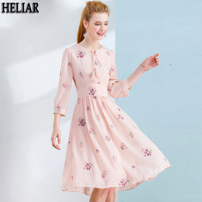Elegant Embroidery Pink Chiffon Party Dresses Autumn Lace Up Tassel Female Office Lady High Waist 210518
Elegant Embroidery Pink Chiffon Party Dresses Autumn Lace Up Tassel Female Office Lady High Waist 210518