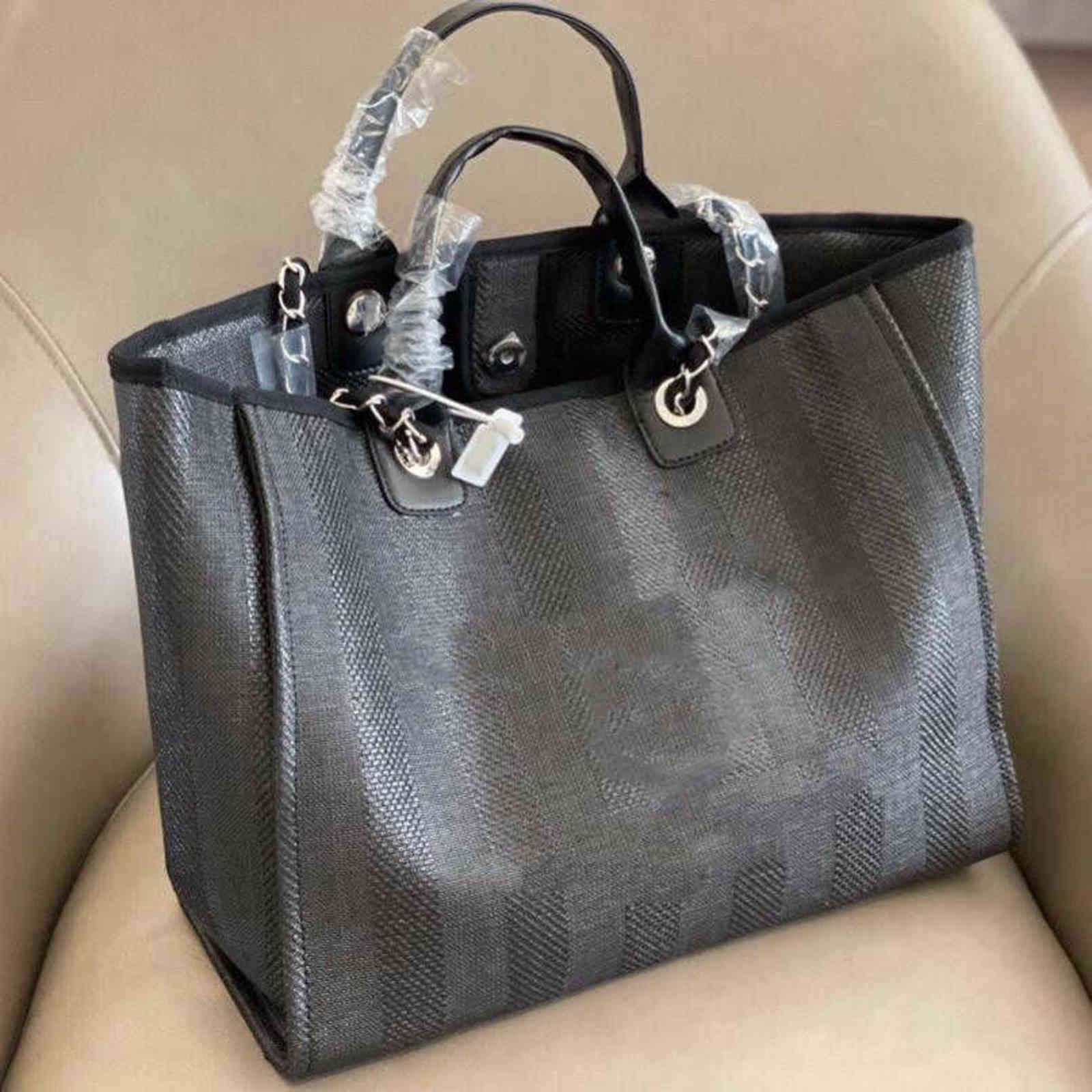 high quality Brand dign Ladi shoulder Cross body bag Fashionable large capacity woven canvas handbag with leather chain shopping beach bags
high quality Brand dign Ladi shoulder Cross body bag Fashionable large capacity woven canvas handbag with leather chain shopping beach bags