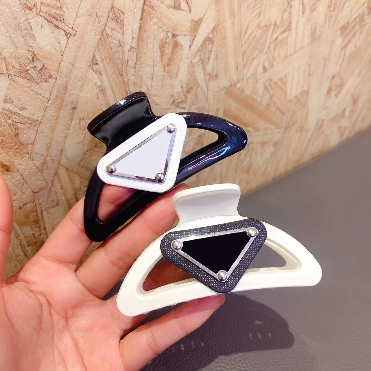 22ss 20color Designer P Family Letters Inverted Triangle Hair Clamps Luxury Simple Crystal Rhinestone Claw Clips Women Crab Shark Clip Hairpins Accessories
22ss 20color Designer P Family Letters Inverted Triangle Hair Clamps Luxury Simple Crystal Rhinestone Claw Clips Women Crab Shark Clip Hairpins Accessories