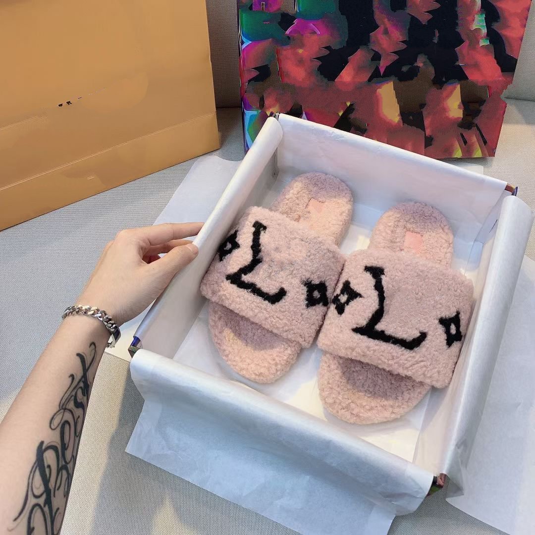 Luxurys designers Women Ladies wool Slides Winter fur Fluffy Furry letters Sandals Slippers Warm Comfortable Fuzzy Girl Flip Flop Slippers mkjjjm0003
Luxurys designers Women Ladies wool Slides Winter fur Fluffy Furry letters Sandals Slippers Warm Comfortable Fuzzy Girl Flip Flop Slippers mkjjjm0003