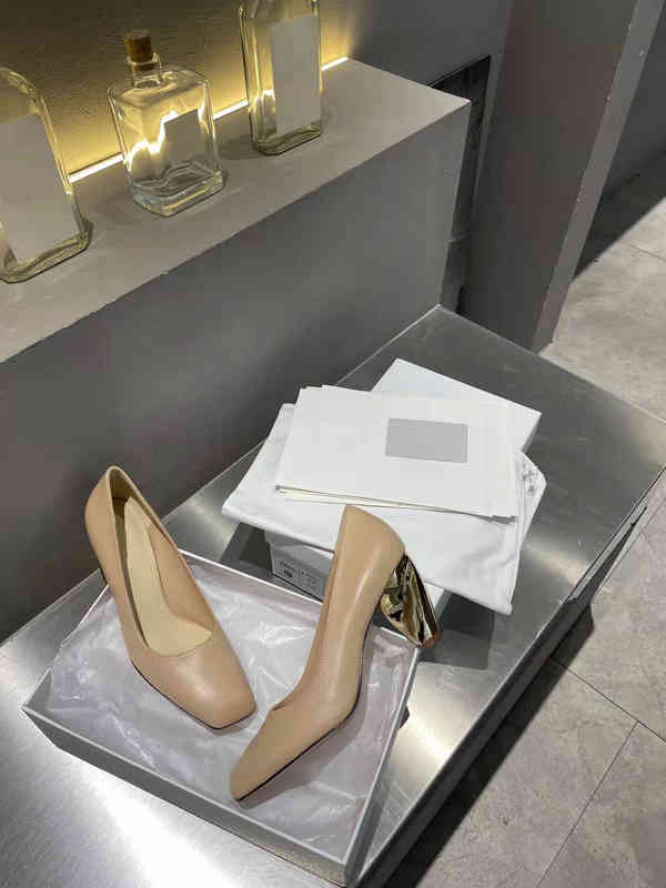 Sandals PUMP ss RHODE Crafted in calfskin it features a square toe and an 8 cm gold-finish architectural heel AXS7, 1# shoe box
Sandals PUMP ss RHODE Crafted in calfskin it features a square toe and an 8 cm gold-finish architectural heel AXS7, 1# shoe box