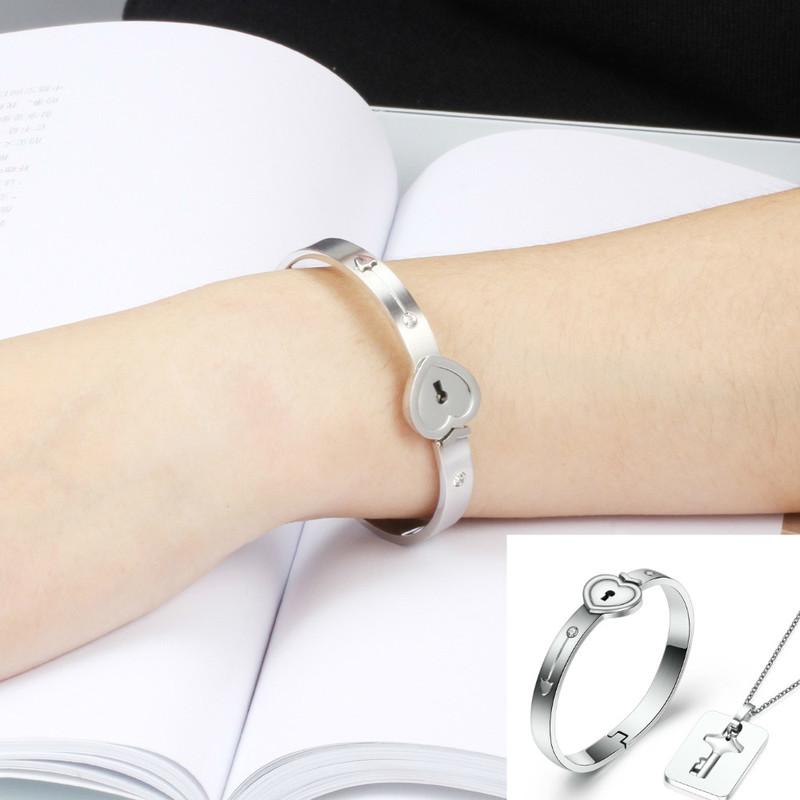 Fashion A Couple Jewelry Sets For Lovers Stainless Steel Love Heart Lock Bracelets Bangles Key Pendant Necklace Couples Set Bangle
Fashion A Couple Jewelry Sets For Lovers Stainless Steel Love Heart Lock Bracelets Bangles Key Pendant Necklace Couples Set Bangle