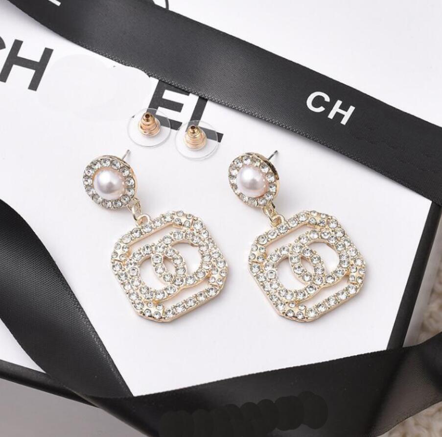 Famous Designer Brand Letter 18K Gold Plated Charm Earrings Fashion Womens Inlay Crystal Rhinestone Stud Earring Luxury Pearl Eardrop Women Wedding Jewelry Gift
Famous Designer Brand Letter 18K Gold Plated Charm Earrings Fashion Womens Inlay Crystal Rhinestone Stud Earring Luxury Pearl Eardrop Women Wedding Jewelry Gift