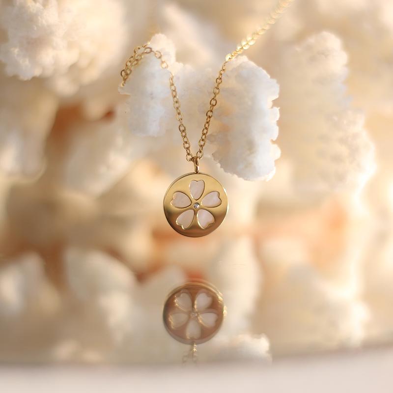 Pendant Necklaces YUN RUO Yellow Gold Color Shell Peach Blossom Choker 316l Stainless Steel Jewelry For Woman Neckalce Factory Price Never F, Silver
Pendant Necklaces YUN RUO Yellow Gold Color Shell Peach Blossom Choker 316l Stainless Steel Jewelry For Woman Neckalce Factory Price Never F, Silver