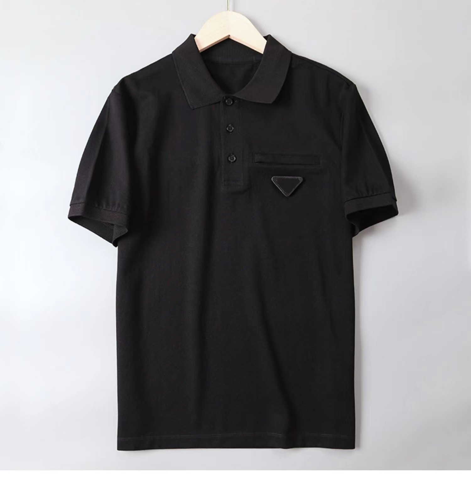22Ss Fashion Designer Prad Mens T shirt Three Button Polo Shirt Business Casual Lapel budge Breathable and Moisture Absorbing Chest Pocket M-3XL, Bag
22Ss Fashion Designer Prad Mens T shirt Three Button Polo Shirt Business Casual Lapel budge Breathable and Moisture Absorbing Chest Pocket M-3XL, Bag
