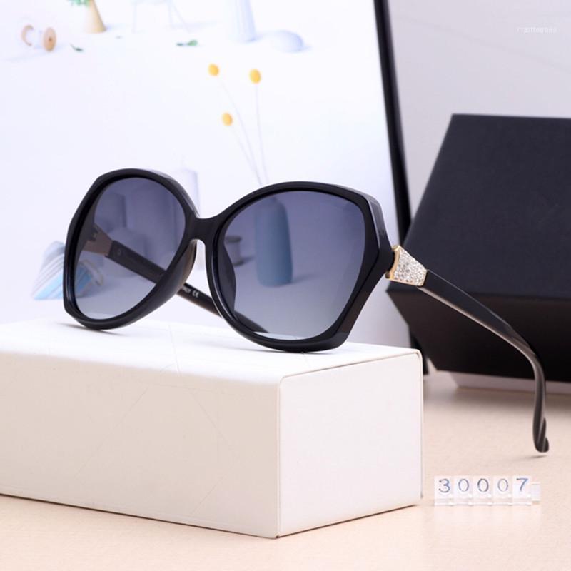 Sunglasses Luxury Round Women 2021 Black Oversized Retro Vintage Sun Glasses Shades For Zonnebril Dames With Brand Case1
Sunglasses Luxury Round Women 2021 Black Oversized Retro Vintage Sun Glasses Shades For Zonnebril Dames With Brand Case1