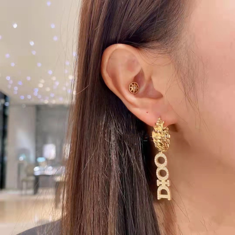 New designed Dangle tassel D letters earrings Micro inlays diamonds Copper 18K Gold plated woman metal non-fading earrings Designer Jewelry
New designed Dangle tassel D letters earrings Micro inlays diamonds Copper 18K Gold plated woman metal non-fading earrings Designer Jewelry