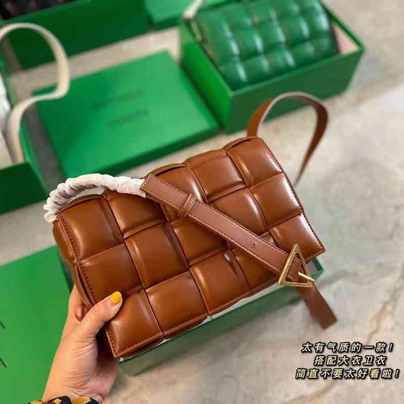 Original Edition Designer Bag 2022 BottegasVenetas s Leather Woven Pillow Cloud Single Shoulder Messenger BotJNEZ, Red
Original Edition Designer Bag 2022 BottegasVenetas s Leather Woven Pillow Cloud Single Shoulder Messenger BotJNEZ, Red