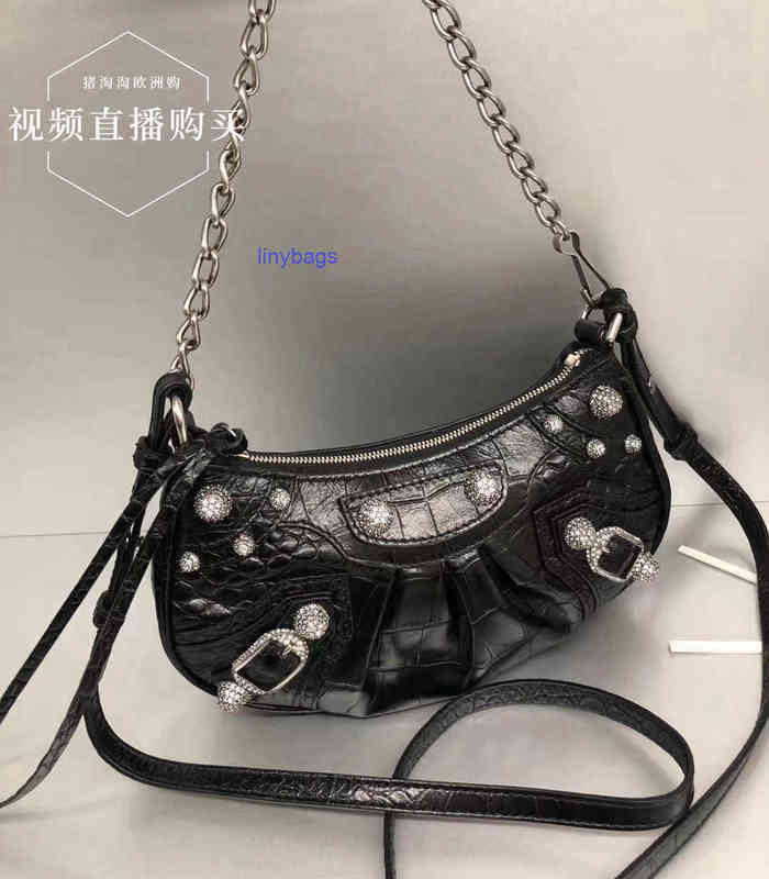 designer bags balencaigass Pig Taotao buys new mini Le cagole chain locomotive bag for women WBDT HB48, Rivet black
designer bags balencaigass Pig Taotao buys new mini Le cagole chain locomotive bag for women WBDT HB48, Rivet black